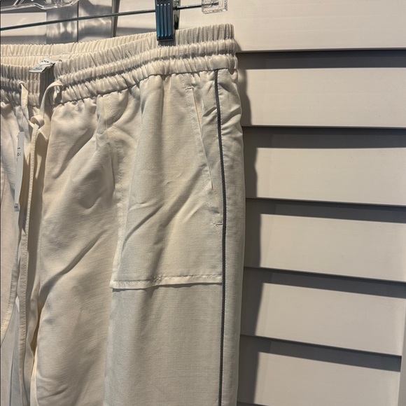 Banana Republic White with gray side trim  Elastic Waist Pants and Pockets. - Picture 6 of 12